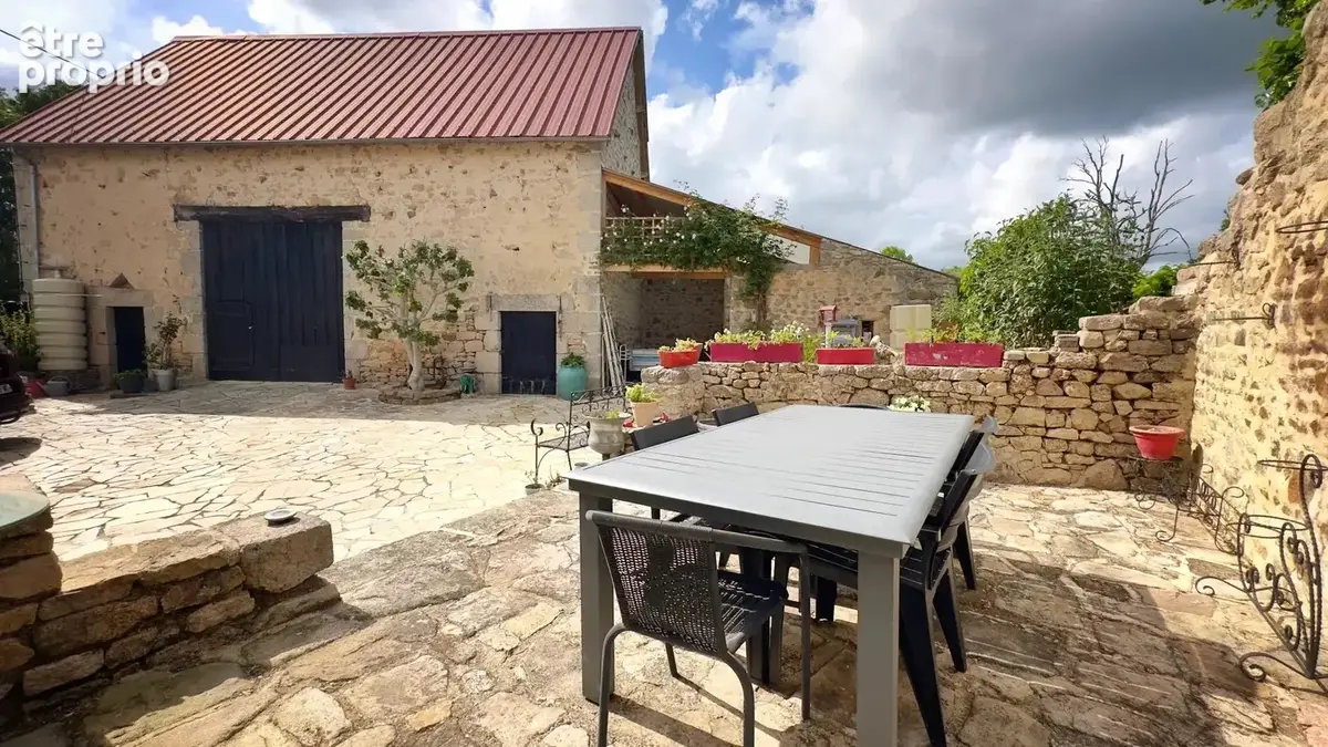 Spacieuse maison de village rénovée avec une grande grange et un généreux jardin intérieur - photo 5