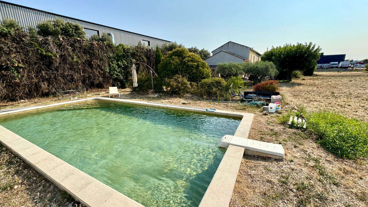Mas avec piscine et dependances sur 1133 m² de jardin clos et arboré. - photo 15