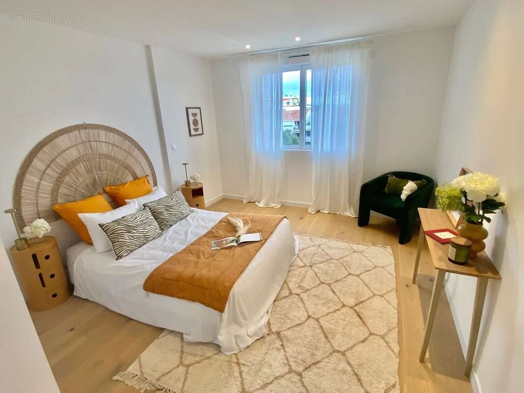 Appartement à SAINT-LAURENT-DU-VAR