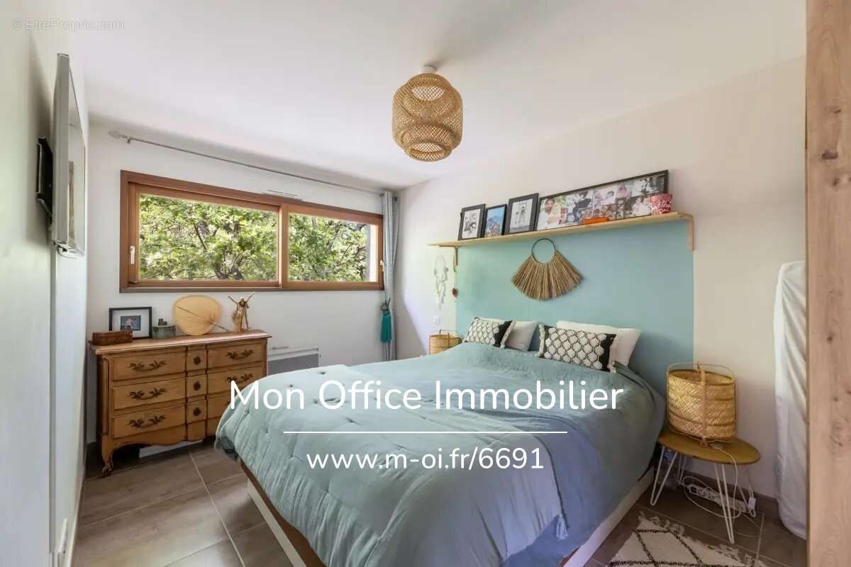 Référence : 7075-ABO - Saint-Cannat – Maison récente de 5 pièces avec jardin, piscine, garage + 3 places de stationnement privat - photo 6