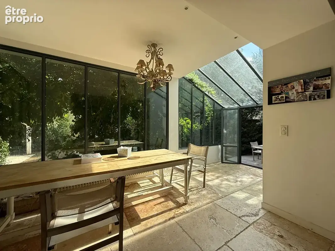 Maison de 215 m² aux prestations soignées rénovée en 2011 avec piscine chauffée entourée de verdure - photo 3