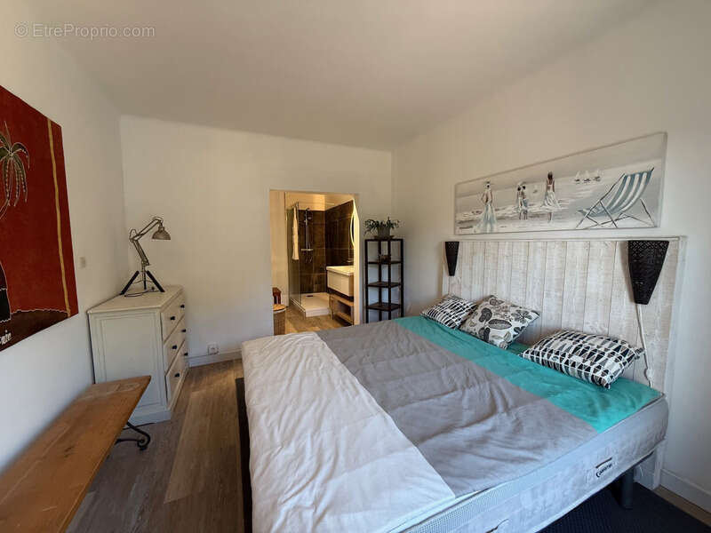 Villa rénovée vue mer à vendre LES ISSAMBRES (83) - photo 14