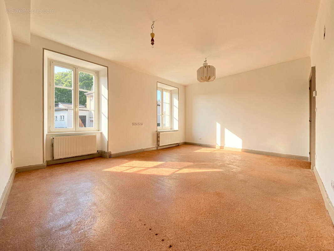 Immeuble avec 2 appartements et combles à Moutiers - 125 000 - photo 3