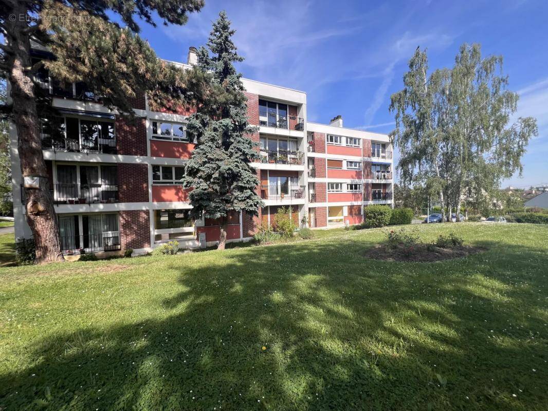 Appartement à LES CLAYES-SOUS-BOIS