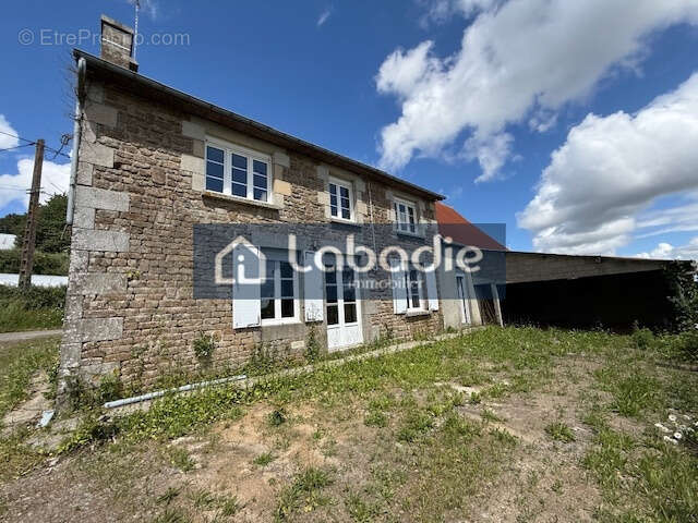 Au calme, à la campagne, maison en pierres à rénover, terrain de 800m2. - photo 2