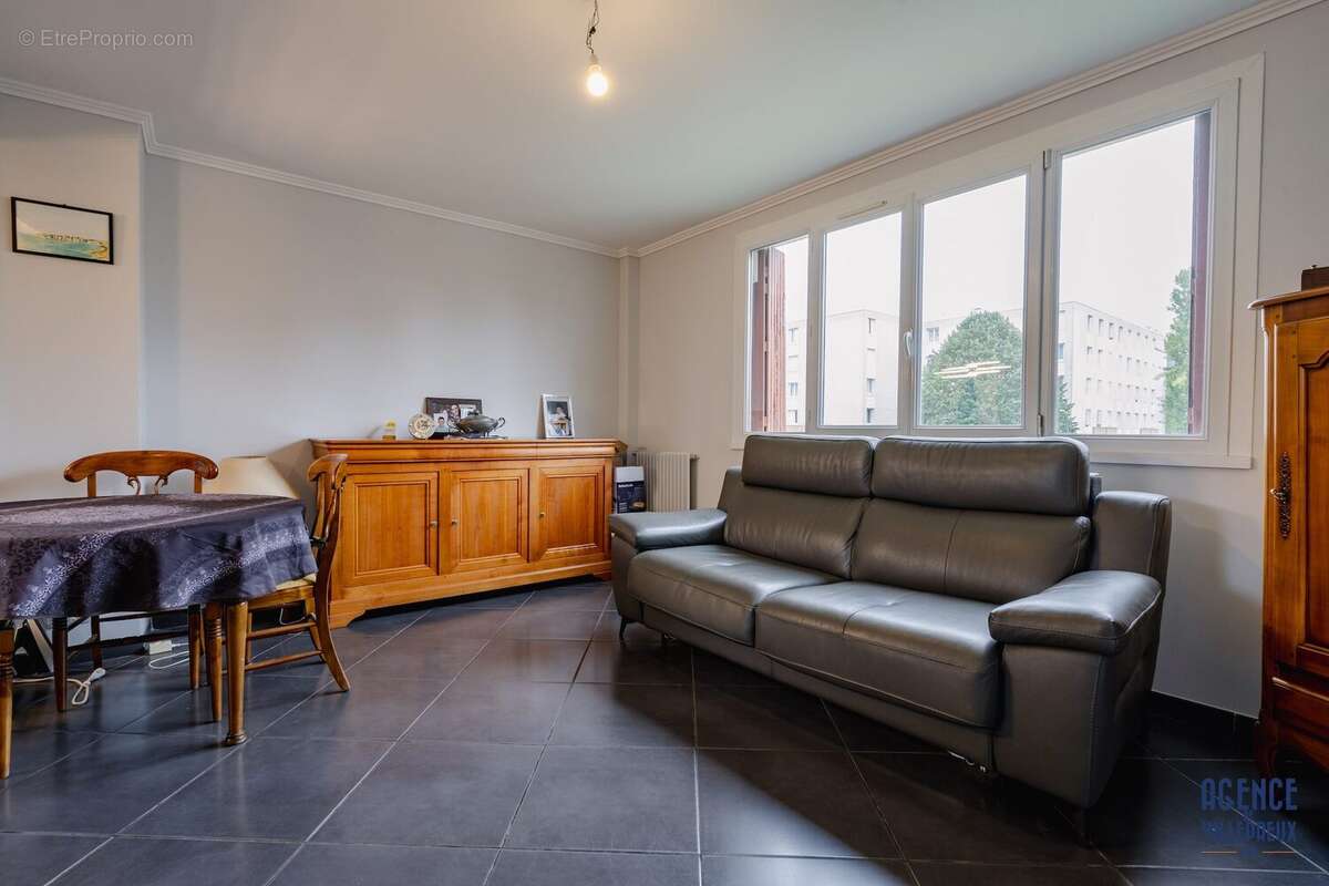 Appartement à LES CLAYES-SOUS-BOIS