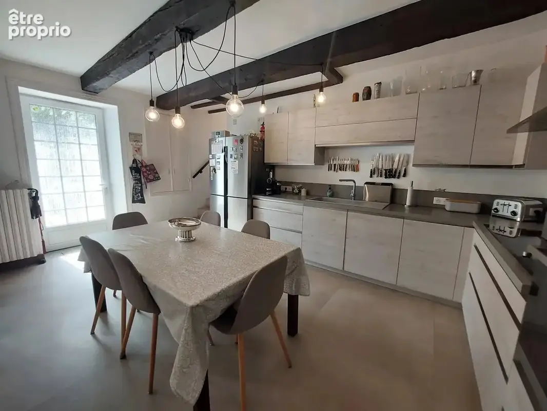 Belle maison de village rénovée avec 5 chambres, dépendances et jardin, située entre Ruffec et Civray - photo 5