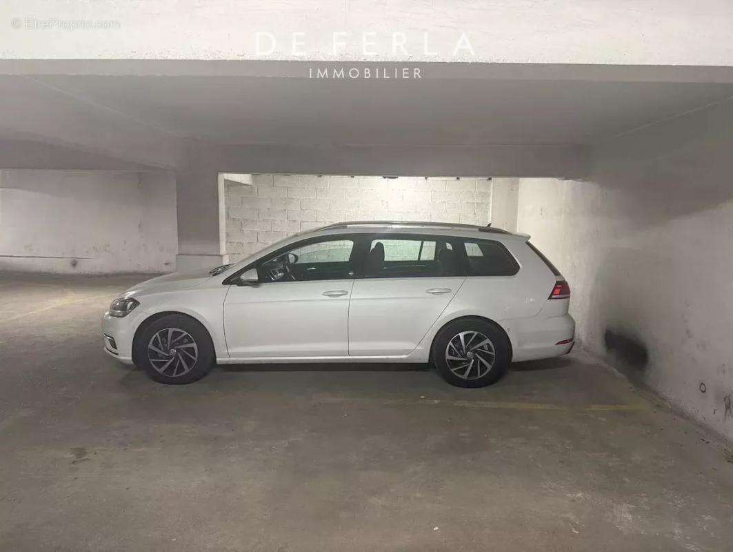 Parking à PARIS-7E