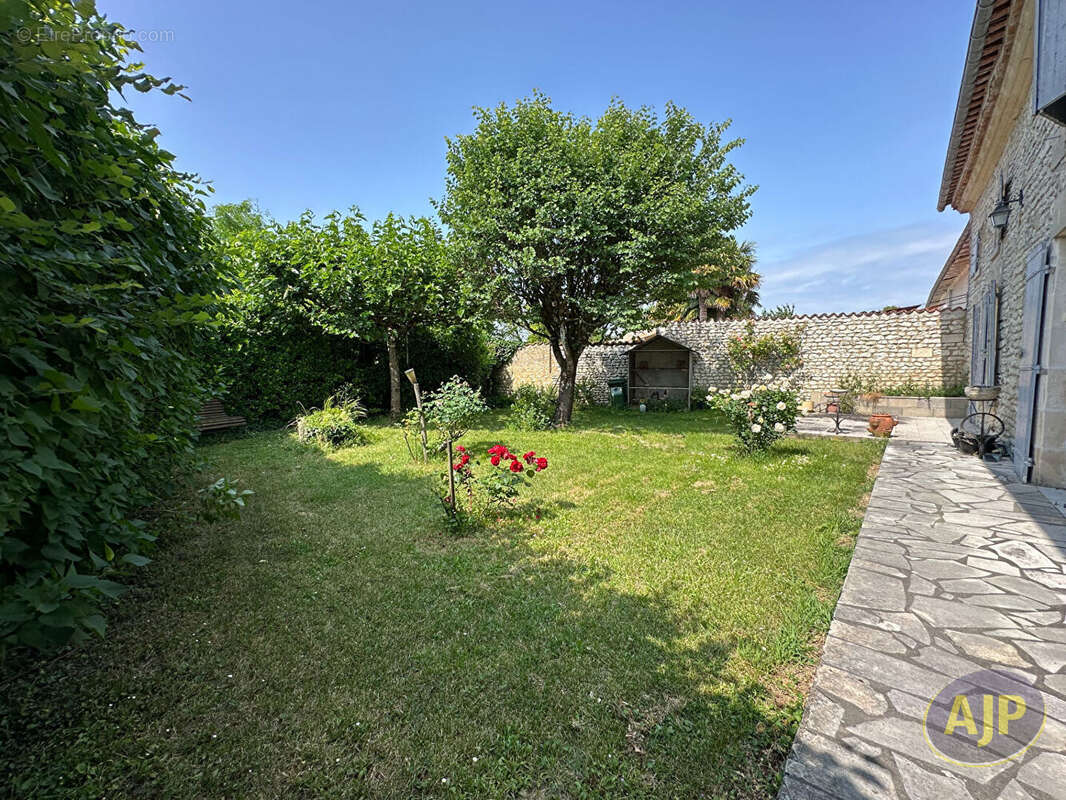 Maison charentaise de 185 m². - photo 6