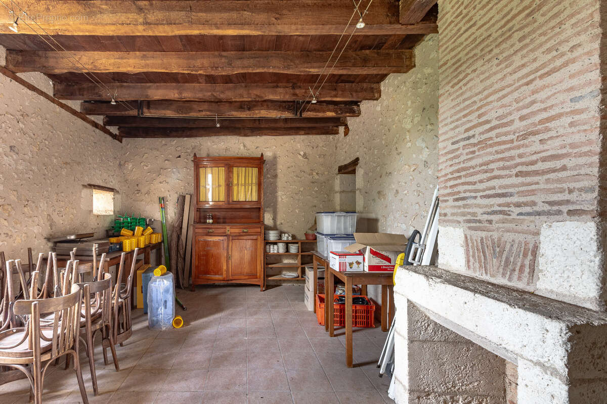 Propriété avec maison, piscine et ancien restaurant - photo 16