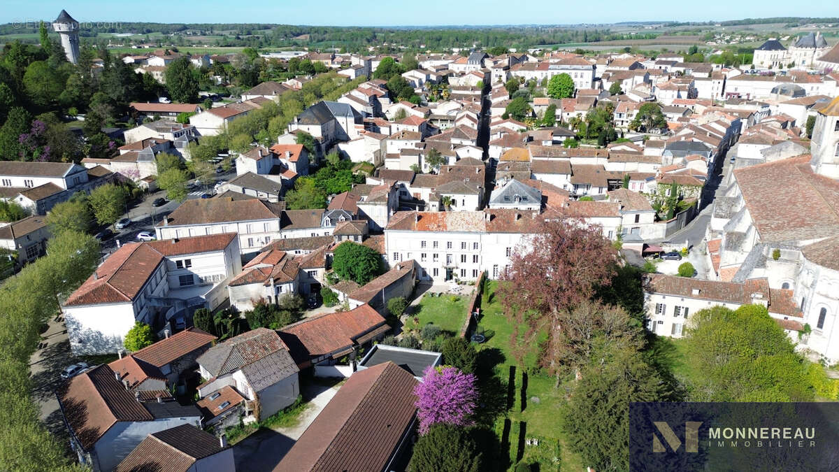 Maison à BARBEZIEUX-SAINT-HILAIRE
