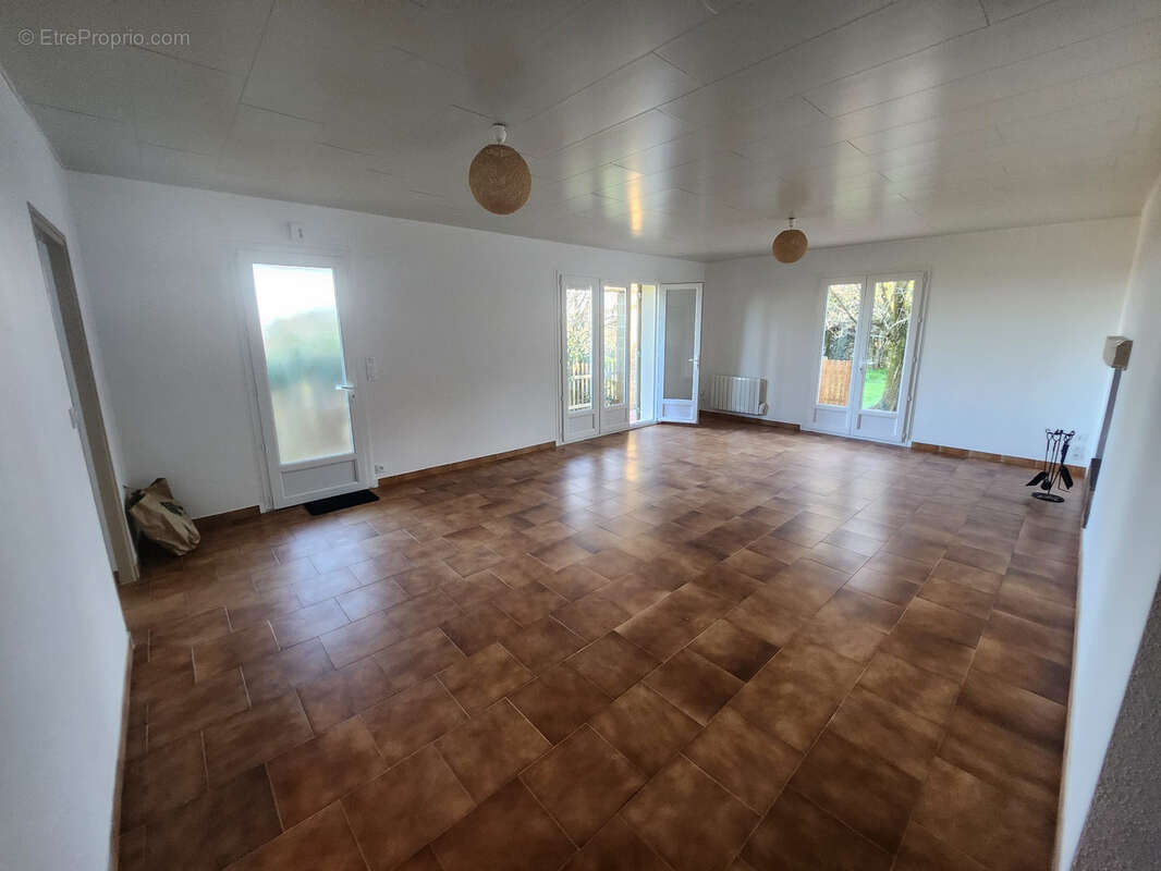 Maison à MONTAREN-ET-SAINT-MEDIERS