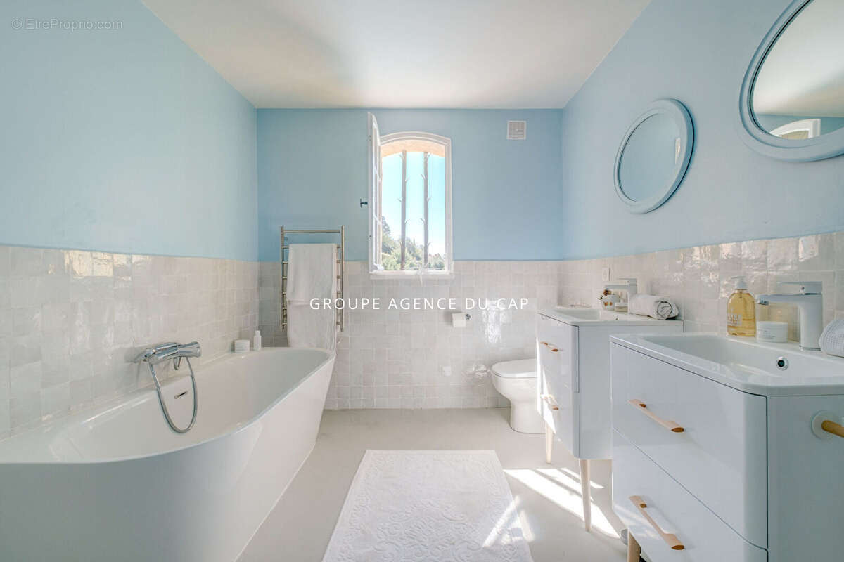 Vue mer sur le golfe de saint tropez provencale de charme renovee avec piscine garage et sous sol aux issambres - photo 16