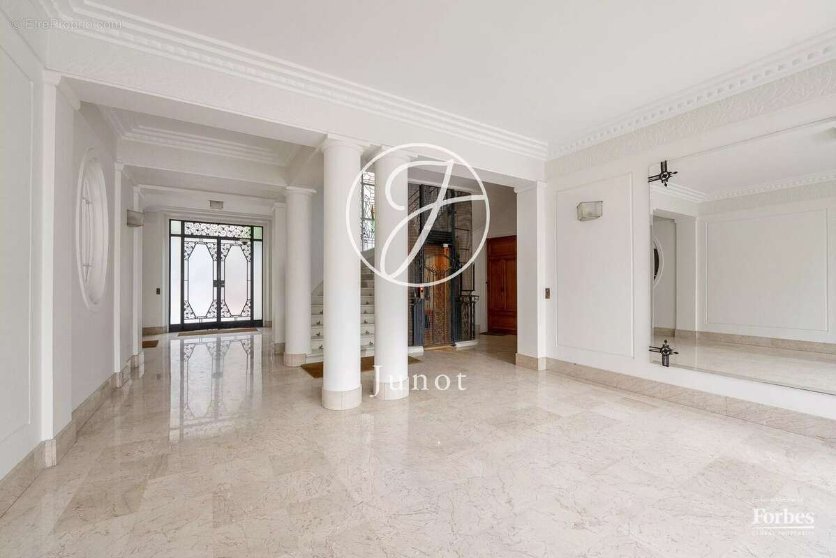 Appartement à PARIS-16E