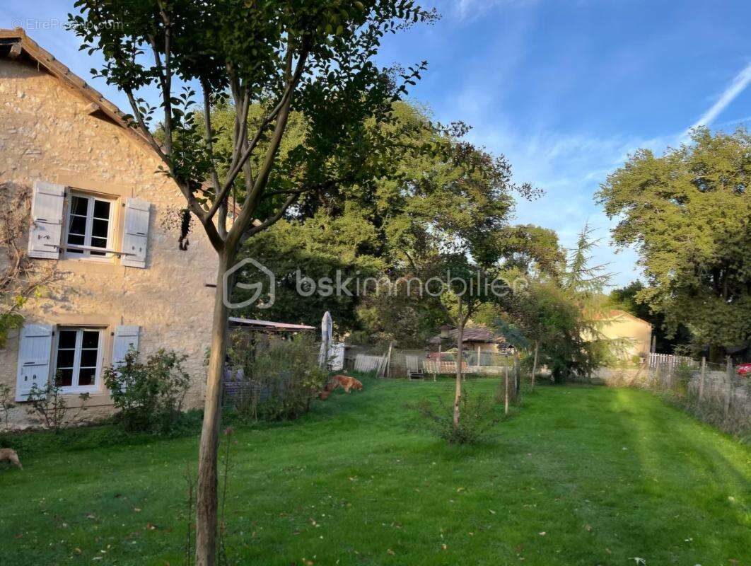 Petit hameau verdoyant : 3 maisons de charme dans un écrin de verdure et de tranquillité - photo 2