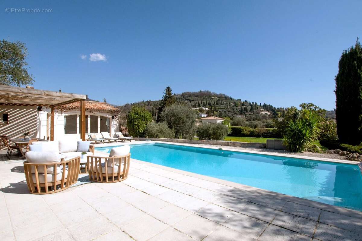 Maison à CHATEAUNEUF-GRASSE