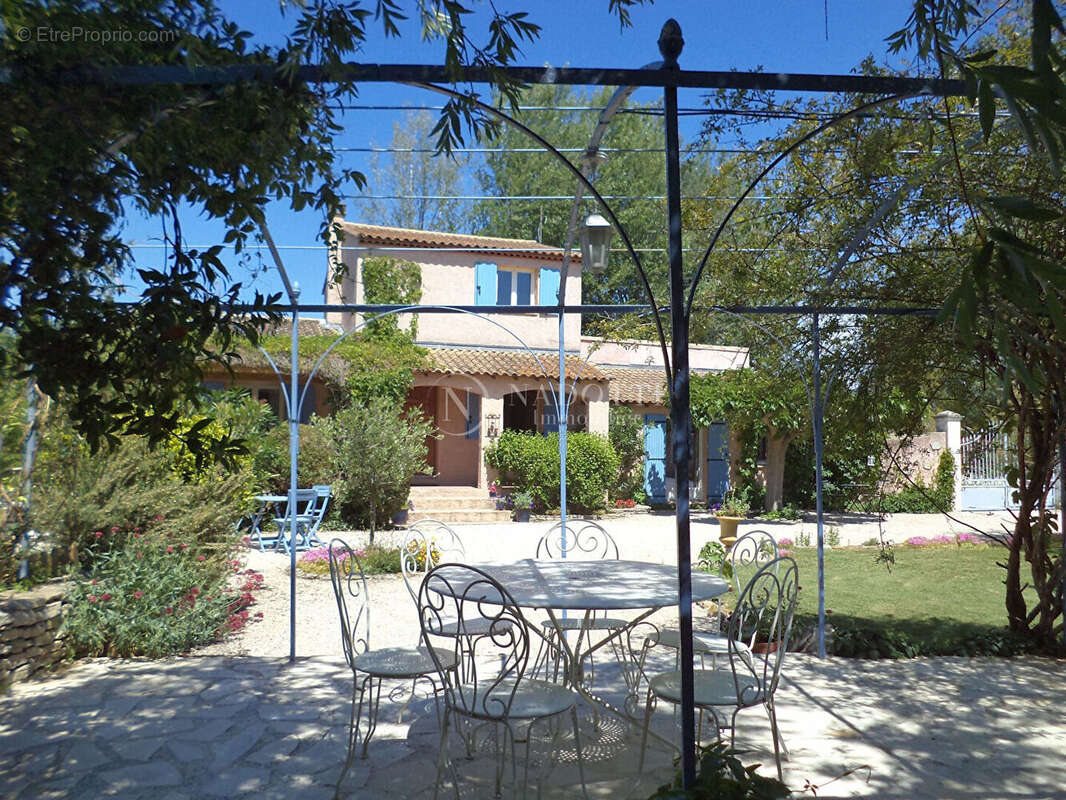 L'isle sur la Sorgue,  en Provence, superbe villa avec piscine sur 1500 m² de terrain clos. - photo 8
