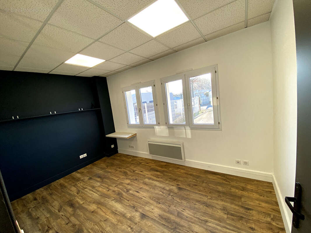 A VENDRE : Très beau Batiment d'activité 855 m2 (RDC 635 + étages 220) situé au NORD de NANTES - photo 12