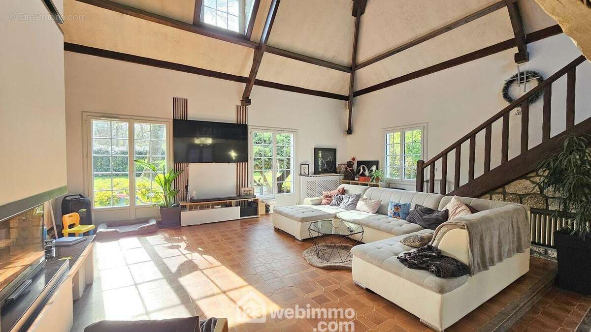 Un séjour traversant et très lumineux. - Maison à NOISY-SUR-ECOLE