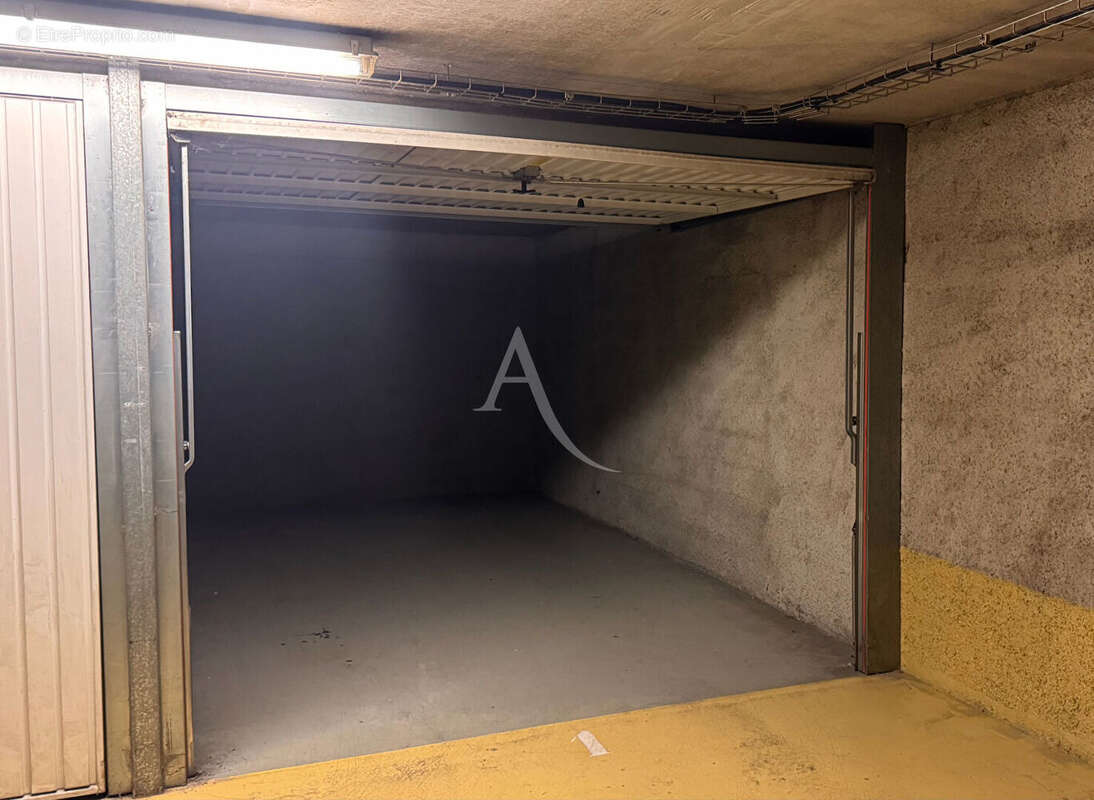 Parking à PARIS-18E