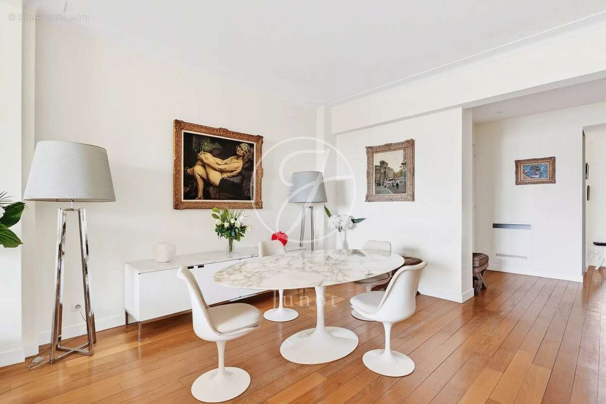 Appartement à PARIS-16E