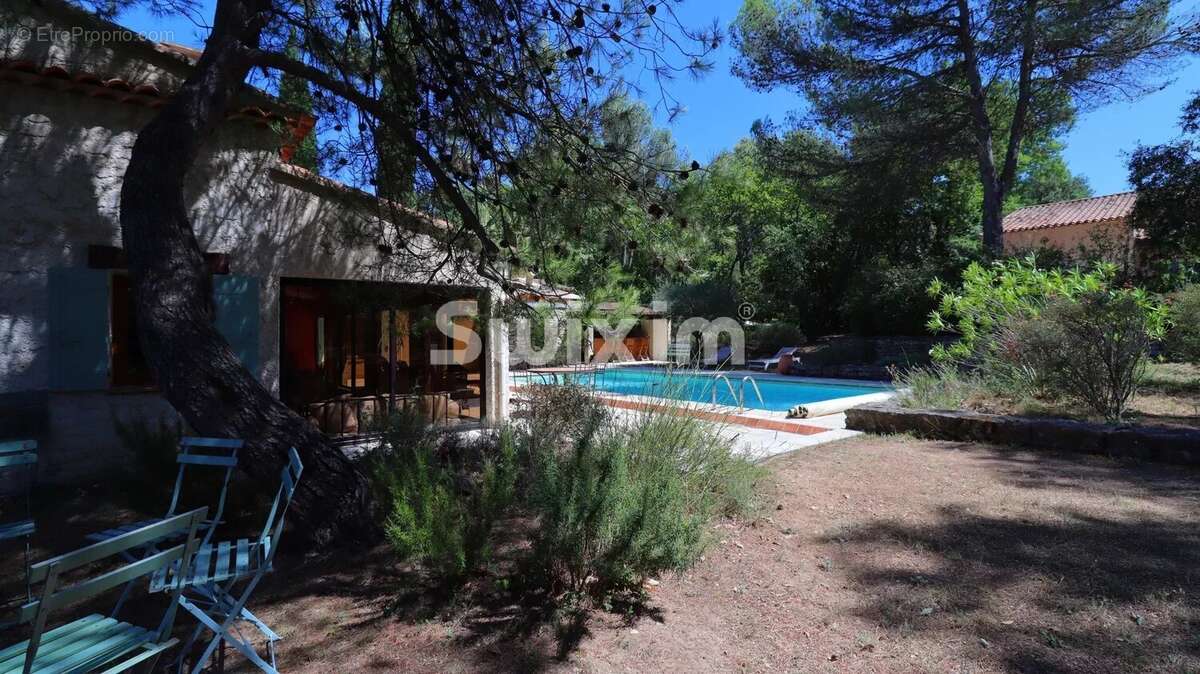 Maison à MENERBES