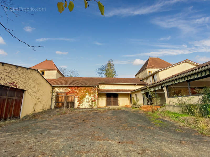 Dpt Gers (32), à vendre Proche de RISCLE château T6 de 327 m² habitables + 580 m² de dépendances attenantes sur 8157 m² de terra - photo 2