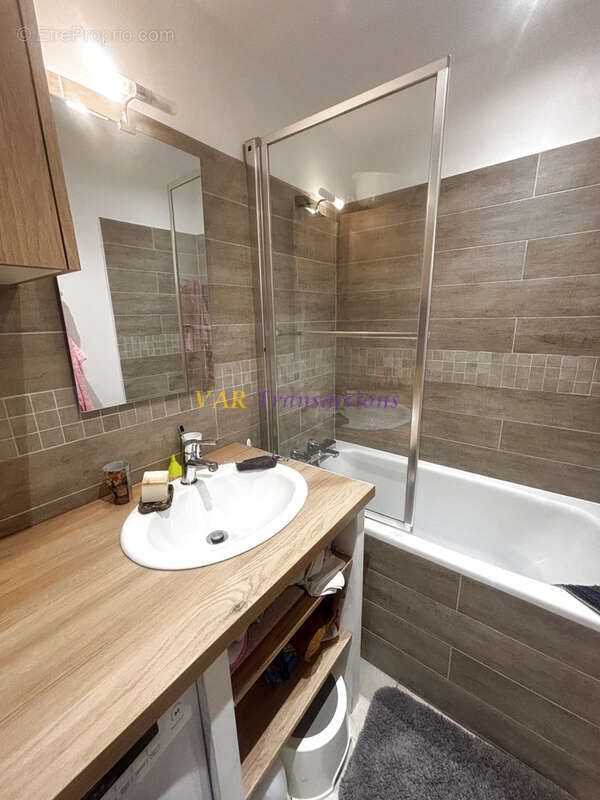 Duplex de 85 m2 avec terrasses, jardin, vue sur la rade de Toulon, piscine, tennis, parking et cave. - photo 6