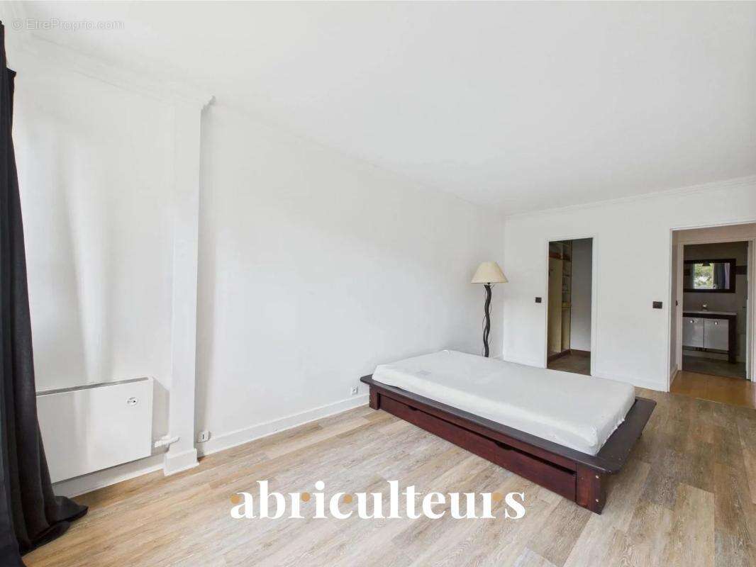 Appartement - 86 m² - Séjour lumineux avec accès balcon en vente à Courbevoie (92400) - photo 18
