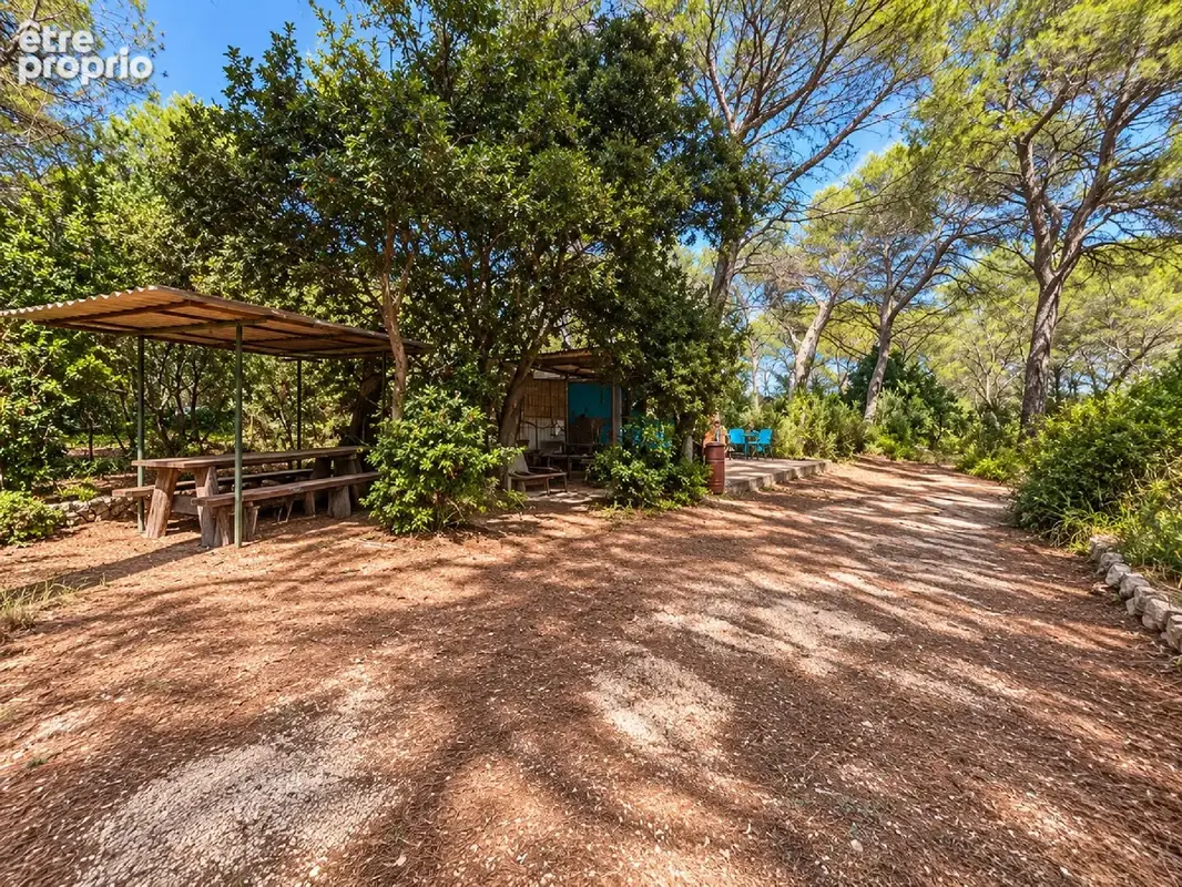 Le castellet   terrain naturel arboré de 4 340 m2   environnement privilégié - photo 2