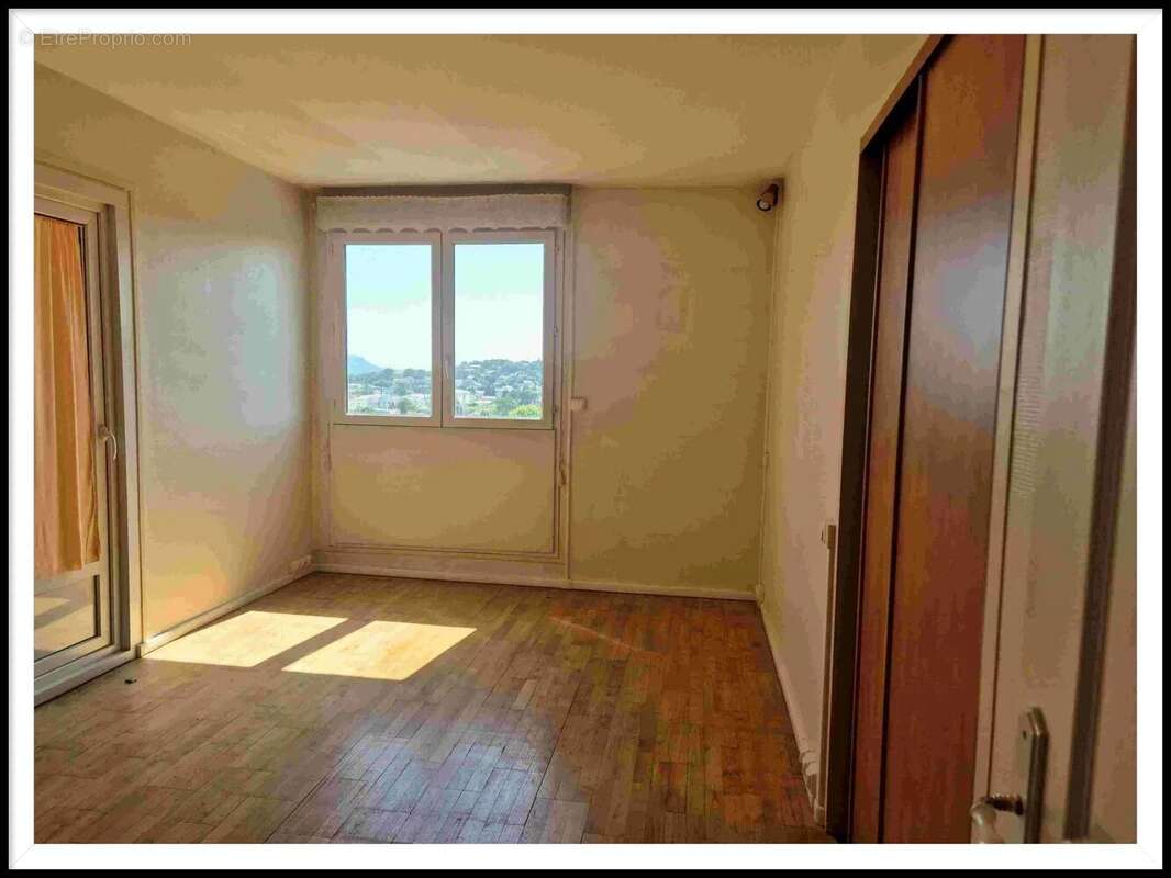 Appartement à BAGNOLS-SUR-CEZE