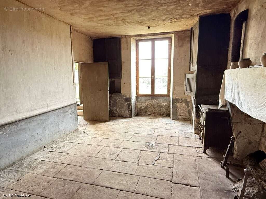 Aile de Vieux Logis du XVI? Siècle à Rénover, Proche de Ruffec - photo 12