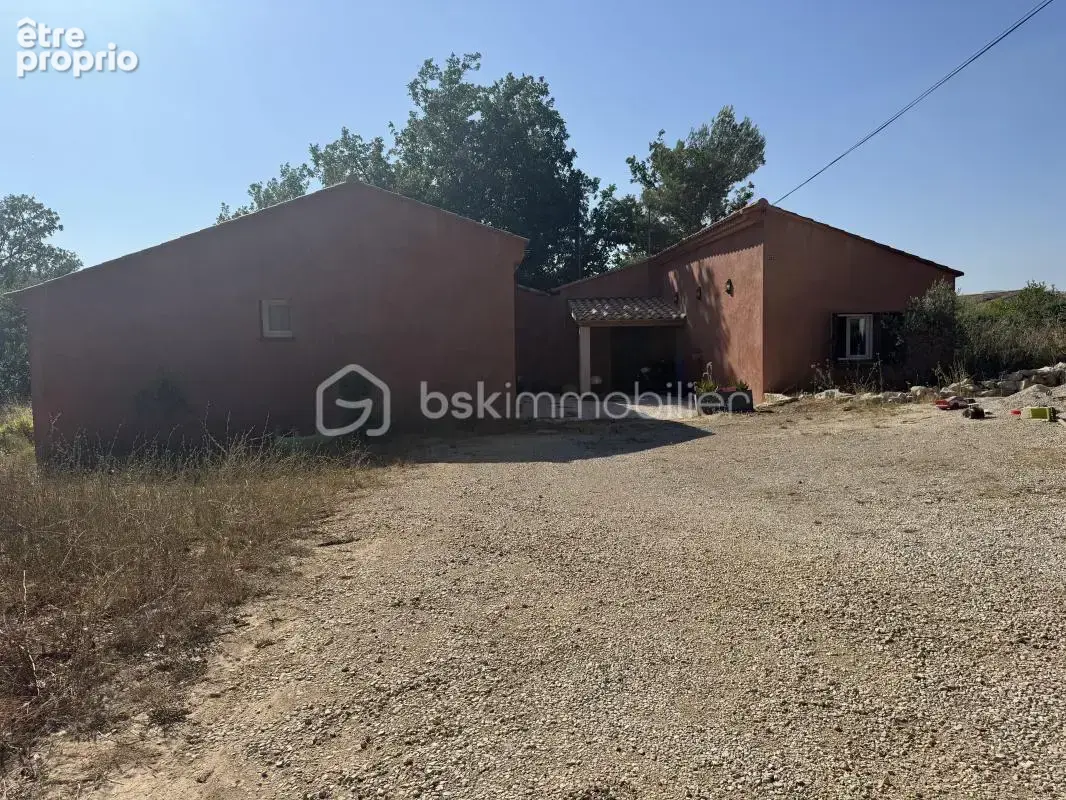 À Rocbaron (83136), superbe villa de plain-pied entièrement rénovée avec 3 chambres et grand terrain - photo 2
