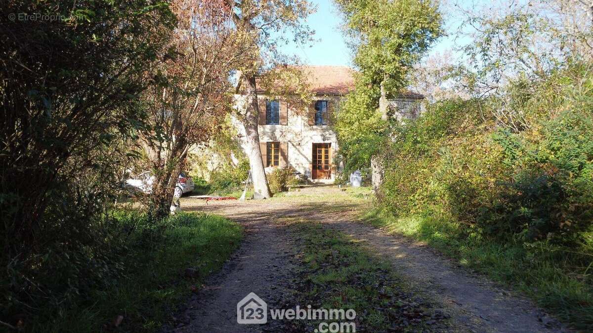 Maison à COURRENSAN