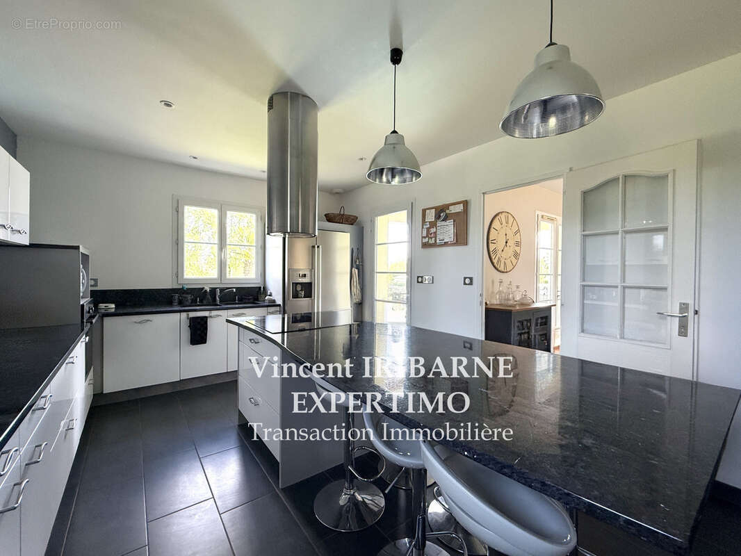 Propriété de Plain-Pied, 4 Chambres, Double Garage et Pisicine. - photo 6