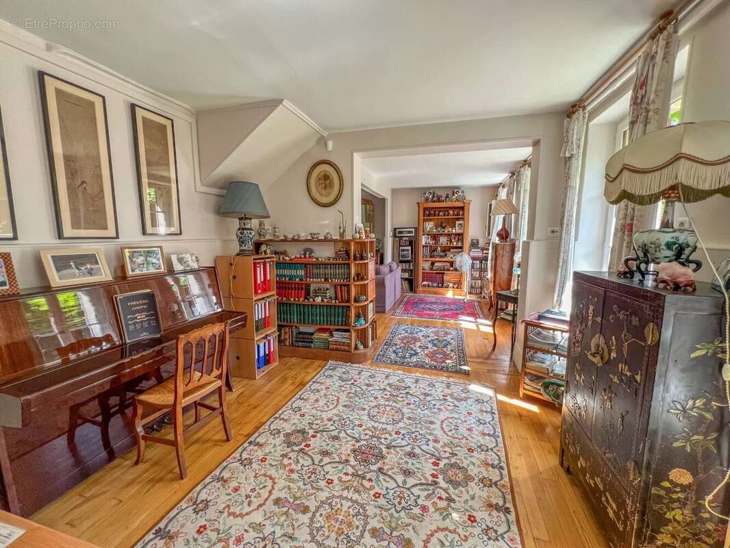 Maison à LE MESNIL-SAINT-DENIS