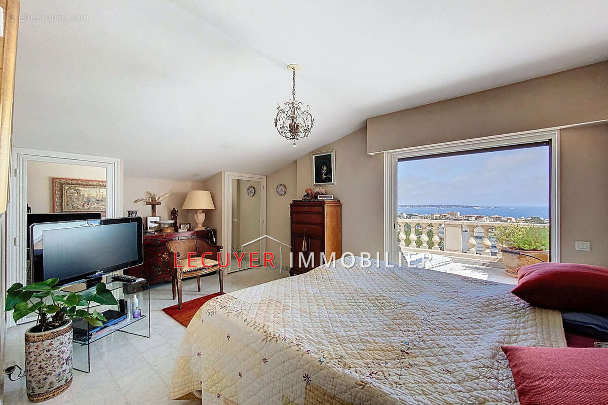 Appartement à VALLAURIS