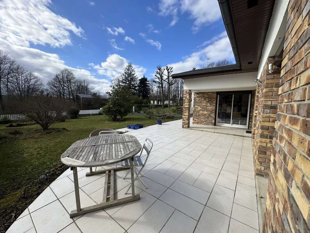 Maison à LE MESNIL-SAINT-DENIS