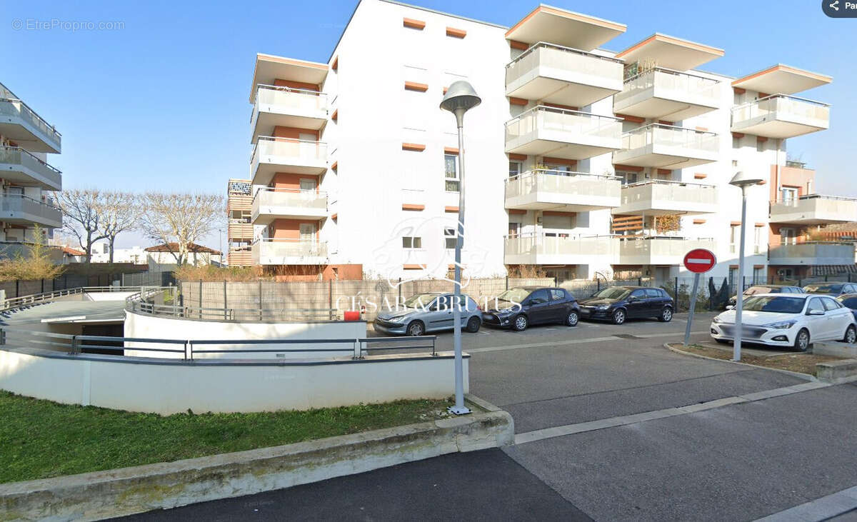 Parking 50 m² à Saint-Priest  - photo 4