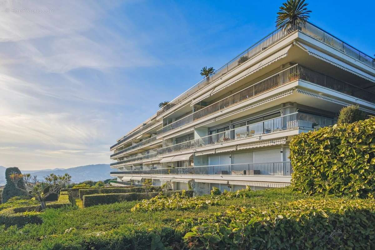 VENDU - CANNES - CROIX DES GARDES - DANS UN ÉCRIN DE BEAUTE   108 m2 élégants, vue époustouflante sur le Palm Beach, Les Iles de - photo 15