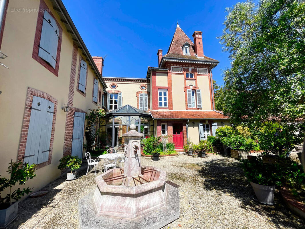 Ensemble immobilier avec Maison de maître, gîte, maison de gardien, piscine et jacuzzi - photo 2