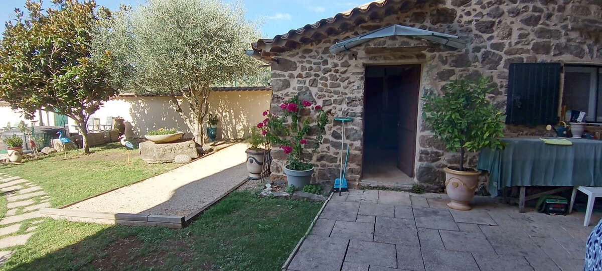 Maison de caractère avec piscine, dépendance et vue dégagée - photo 5