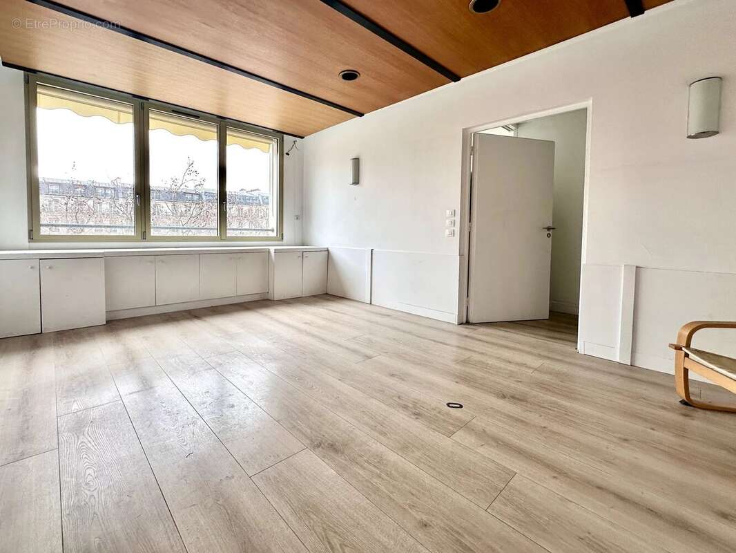 Commerce à PARIS-8E