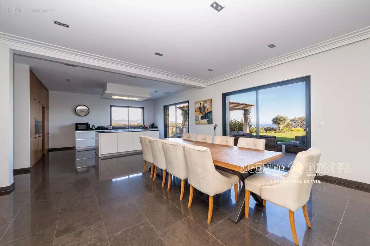 Maison à ROQUEFORT-LES-PINS