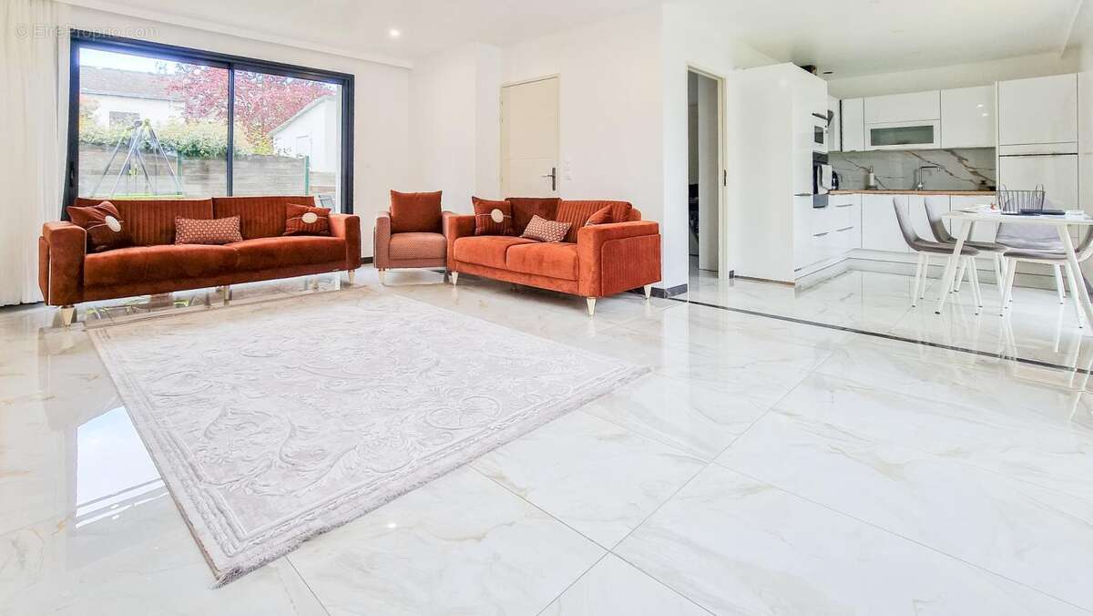 Maison à SAINT-ETIENNE-DE-MONTLUC