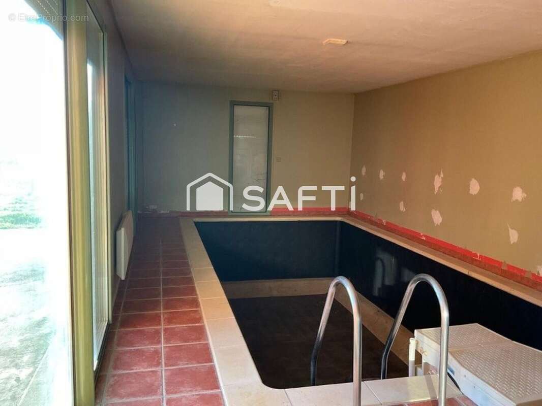 Maison 215 m² à Saint-Yrieix-Les-Bois  - photo 5