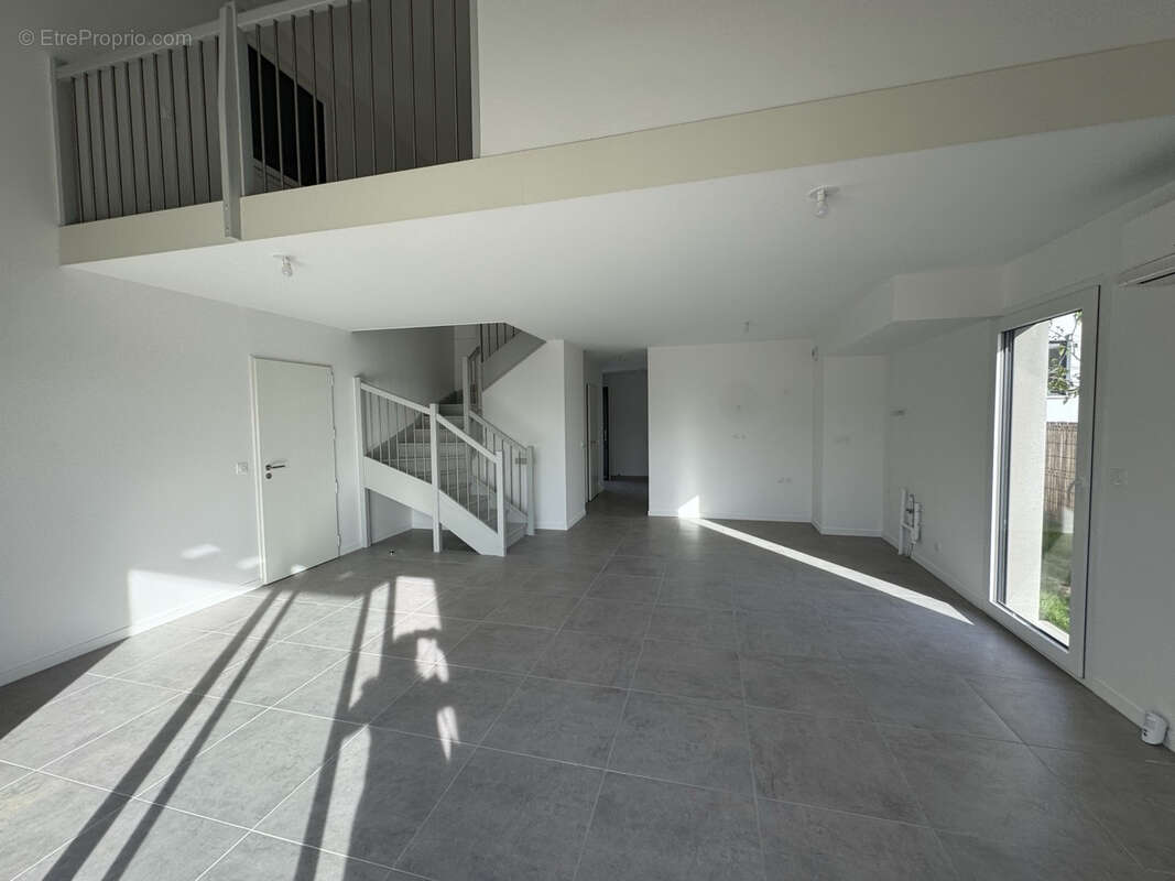 Jardin - Notaire Offert - Garage - 2 parkings - Piscine - photo 2