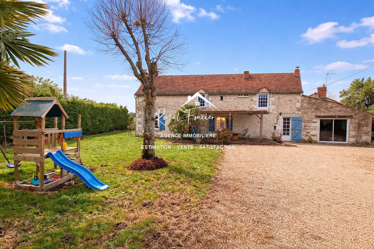 Belle longère entièrement restaurée de 140 m2 hab  - Maison à MONDION