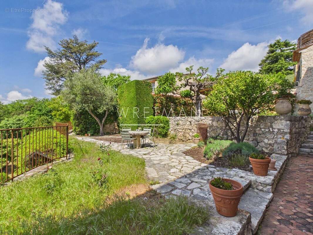 Maison à CHATEAUNEUF-GRASSE