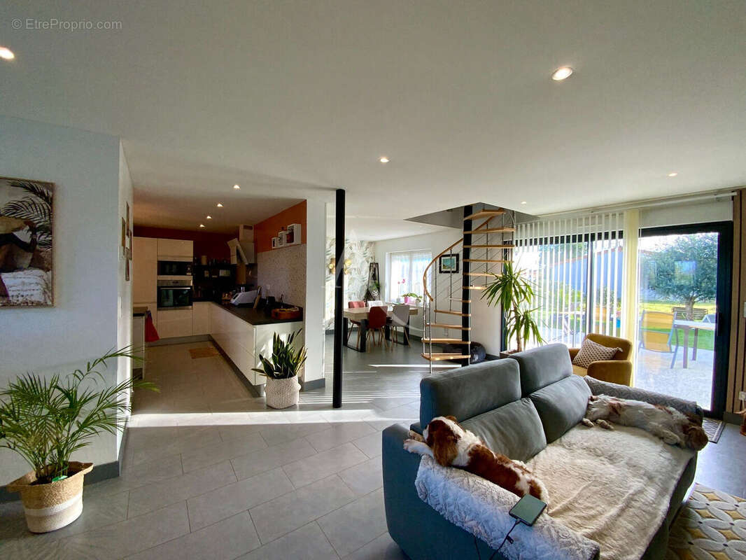 Maison à SAINT-GENIS-DE-SAINTONGE